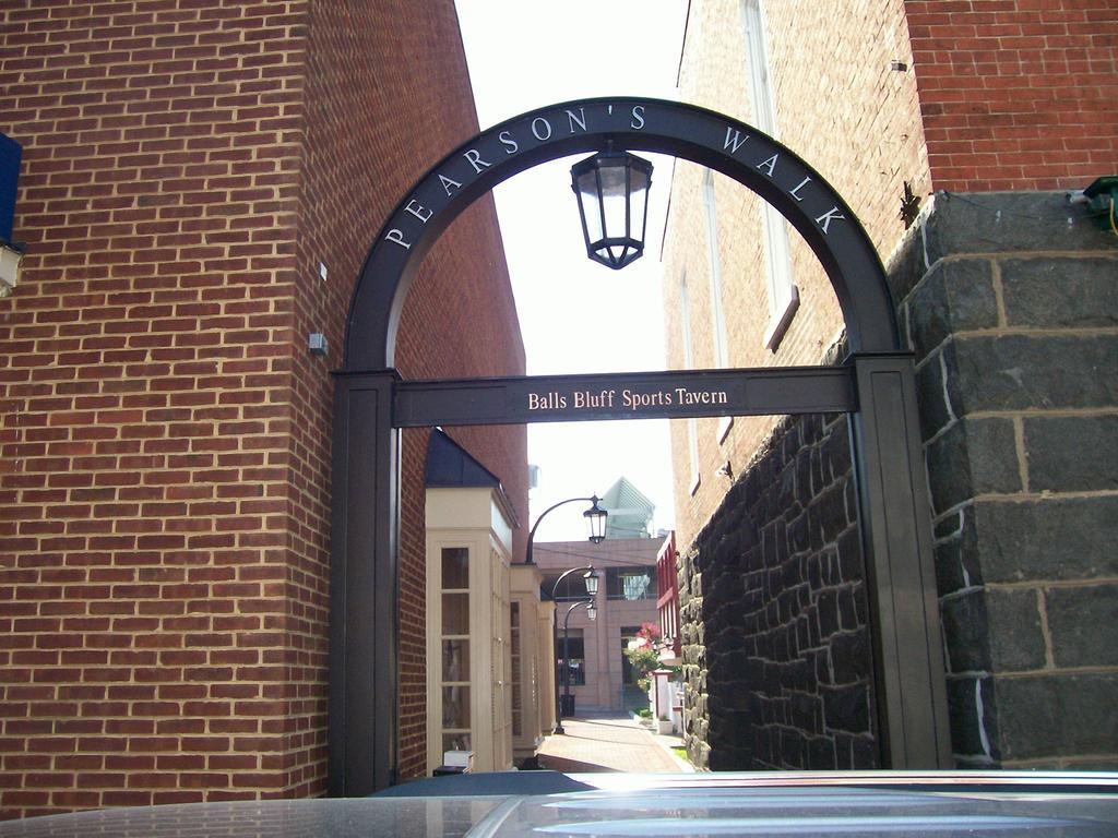 Colonial Inn 4*